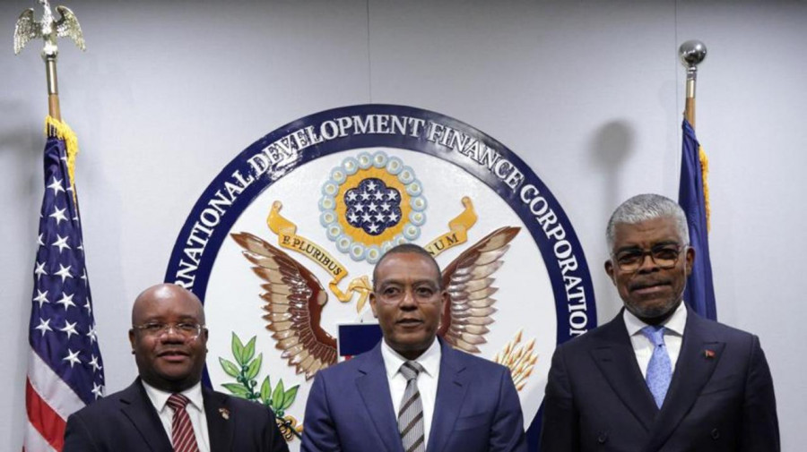 Ministro de Estado para Coordena&ccedil;&atilde;o Econ&oacute;mica ( centro) acompanhado do ministro dos Transportes e do embaixador de Angola nos EUA