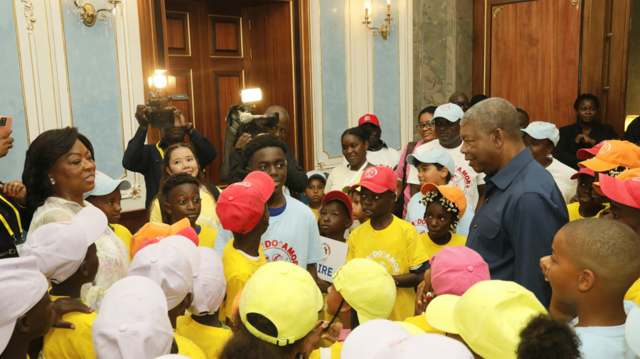 Casal Presidencial convive com cerca de 300 crian&ccedil;as na festa de Natal "Roda do Amor"
