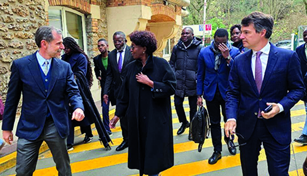 Ministra S&iacute;lvia Lutucuta em Paris