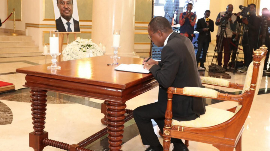 Presidente da Assembleia Nacional assina livro de condol&ecirc;ncias 