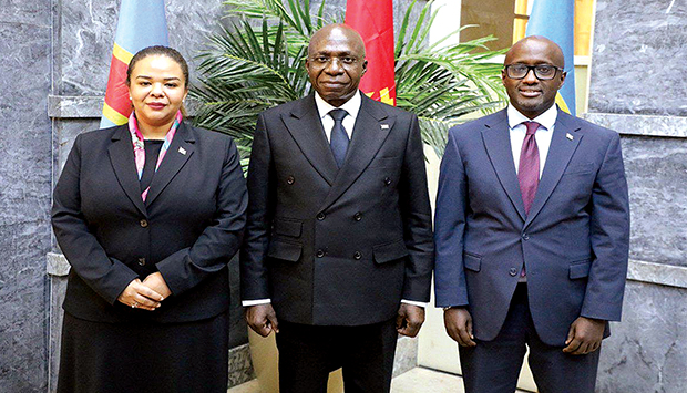 Ministro T&eacute;te Ant&ocirc;nio (ao centro) em Kampala, Uganda