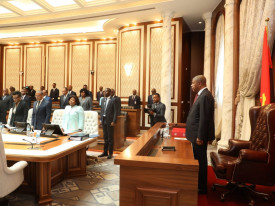 Conselho de Ministros observa um minuto de sil&ecirc;ncio em mem&oacute;ria do antigo Vice-Presidente da Rep&uacute;blica, Fernando da Piedade Dias dos Santos - Edi&ccedil;&otilde;es Novembro