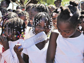 Crian&ccedil;as em Angola (Arquivo) - DR