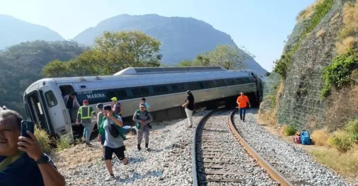 Comboio descarrila no M&eacute;xico com 250 pessoas a bordo