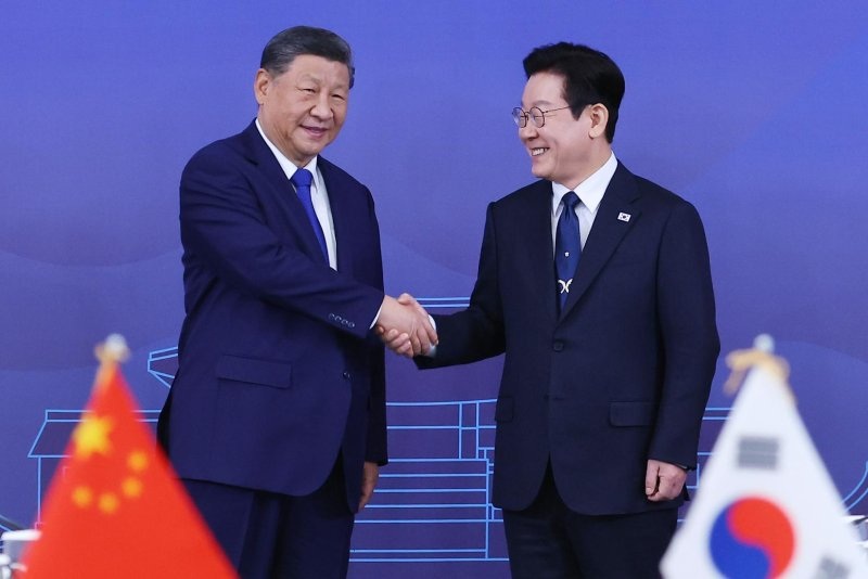 Presidente sul-coreano visita China a convite de Xi Jinping
