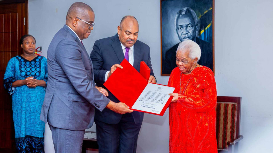 Cerim&oacute;nia de entrega da distin&ccedil;&atilde;o ao Governo de Angola