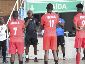 T&eacute;cnico da selec&ccedil;&atilde;o nacional masculina de andebol, Filipe Cruz, em prelec&ccedil;&atilde;o com os jogadores - DR