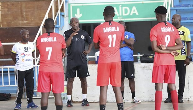 T&eacute;cnico da selec&ccedil;&atilde;o nacional masculina de andebol, Filipe Cruz, em prelec&ccedil;&atilde;o com os jogadores