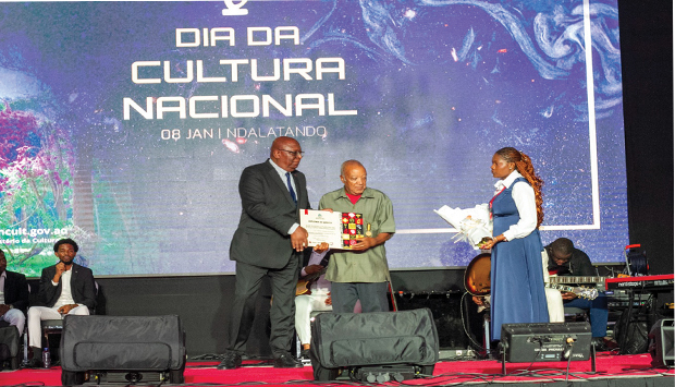 Ministro da Cultura, Filipe Zau, homenageou figuras das artes e cultura no Dia da Cultura Nacional