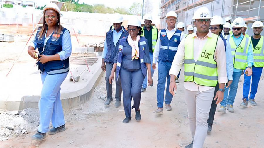 Ministra da sa&uacute;de visita obras 