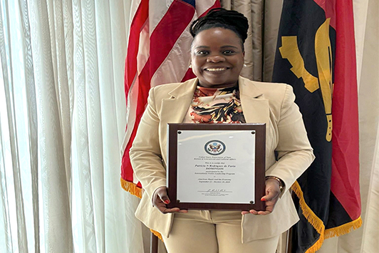 Cantora Patr&iacute;cia Faria 