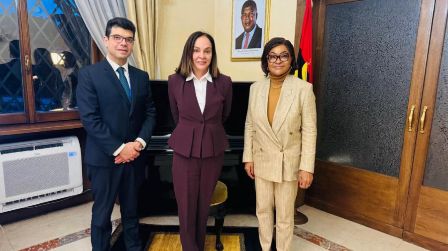 Embaixadora Josefa Sacko (&agrave; dir.) com a presidente do PAM 