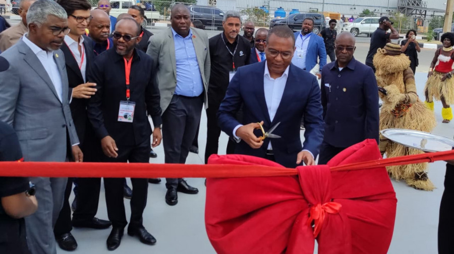 Ministro inaugura f&aacute;brica de montagem de autom&oacute;veis 