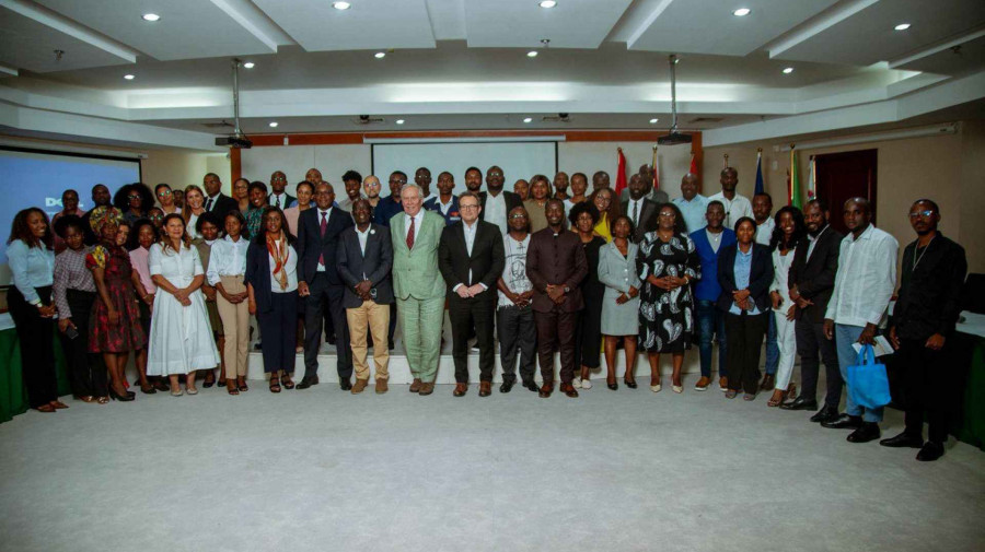 Participantes na cerim&oacute;nia de inaugura&ccedil;&atilde;o do Centro de Registo do Cancro