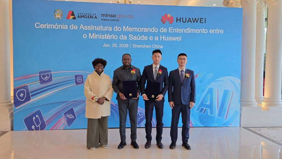 Ministra da Sa&uacute;de, S&iacute;lvia Lutucuta (esq.), na cerim&oacute;nia de assinatura do Memorando de Entendimento entre Angola e a multinacional Huawei