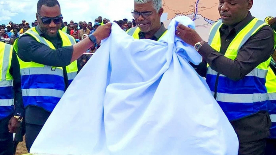 Ministro dos Transportes, Ricardo Viegas D'Abreu procede ao lan&ccedil;amento da primeira pedra para a constru&ccedil;&atilde;o do ramal Luena/Saurimo, ladeado pelos governadores do Moxico e da Lunda Sul
