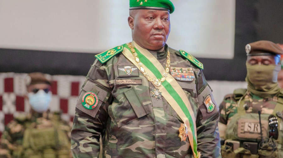 Presidente do N&iacute;ger visita aeroporto de Niamey ap&oacute;s ataque