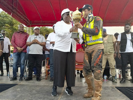 Governadora de Cabinda, Suzana Abreu, entrega trof&eacute;u ao vencedor do torneio de motocross, Ricardo Jorge - DR
