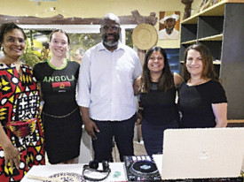 Promotoras da Tarde Angolana na Austr&aacute;lia com o embaixador Luvualu de Carvalho  - Edi&ccedil;&otilde;es Novembro 