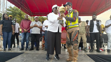 Governadora de Cabinda, Suzana Abreu, entrega trof&eacute;u ao vencedor do torneio de motocross, Ricardo Jorge
