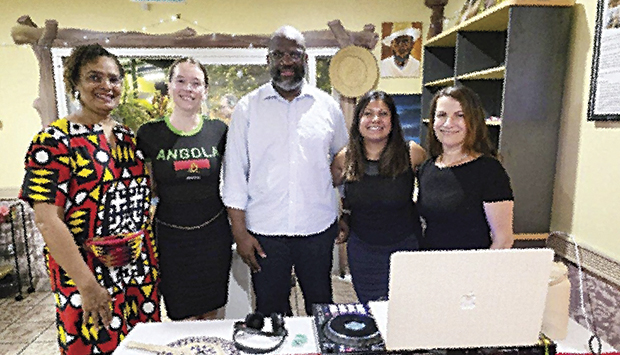 Promotoras da Tarde Angolana na Austr&aacute;lia com o embaixador Luvualu de Carvalho 