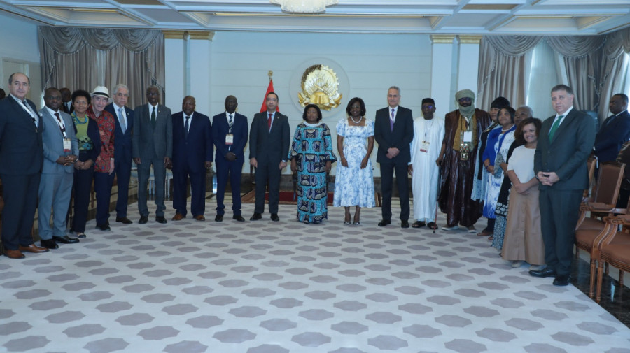 Vice-Presidente da Rep&uacute;blica, Esperan&ccedil;a da Costa (centro), recebe presidentes de tribunais constitucionais e ju&iacute;zes de pa&iacute;ses africanos e do Brasil