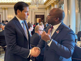 Emabaixador de Angola nos Estados Unidos da Am&eacute;rica, Agostinho Van-D&uacute;nem, conversa com o secret&aacute;rio de Estado norte-americano, Marco Rubio - Cedida