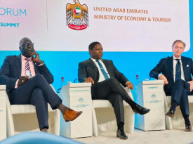 Ministro do Turismo, M&aacute;rcio Daniel, (centro) participa num painel tem&aacute;tico na Cimeira Mundial de Governos - DR