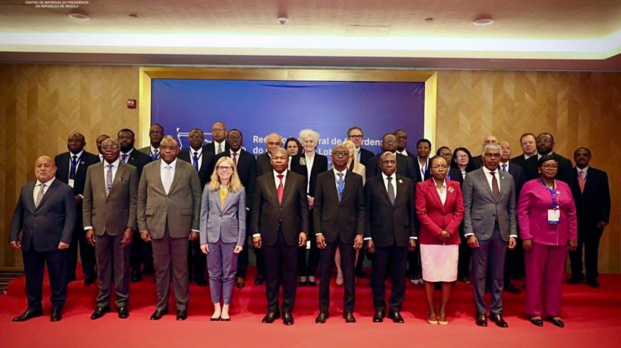 Presidente da Rep&uacute;blica, Jo&atilde;o Louren&ccedil;o, na foto de fam&iacute;lia dos principais participantes na reuni&atilde;o de coordena&ccedil;&atilde;o do Corredor do Lobito