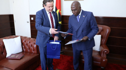 Ministro das Rela&ccedil;&otilde;es Exteriores, T&eacute;te Ant&oacute;nio, recebe em audi&ecirc;ncia o encarregado de neg&oacute;cios da Embaixada da R&uacute;ssia em Angola