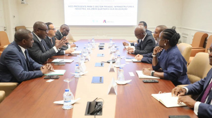 Ministro de Estado para Coordena&ccedil;&atilde;o Econ&oacute;mica, Jos&eacute; de Lima Massano, re&uacute;ne-se com vice-presidente para o sector Privado, Infra-estruturas e Industrializa&ccedil;&atilde;o do BAD, Salomon Quaynor
