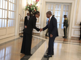 Presidente da Rep&uacute;blica, Jo&atilde;o Louren&ccedil;o, empossa nova ministra da Educa&ccedil;&atilde;o, Erika de Carvalho Aires - Edi&ccedil;&otilde;es Novembro