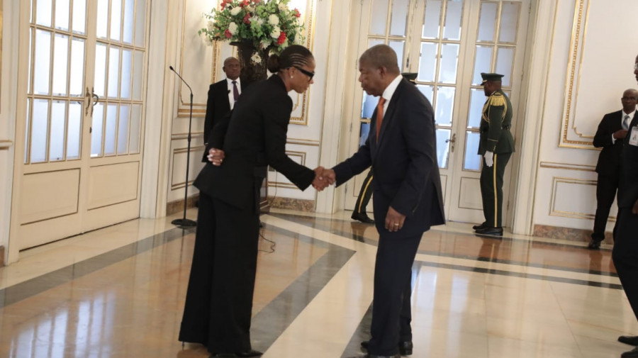 Presidente da Rep&uacute;blica, Jo&atilde;o Louren&ccedil;o, empossa nova ministra da Educa&ccedil;&atilde;o, Erika de Carvalho Aires