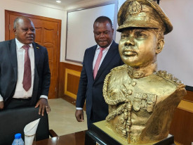 Ministro de Estado e Chefe da Casa Civil do PR, Dion&iacute;sio da Fonseca, e o embaixador de Angola na Nig&eacute;ria, Bamoquina Zau, ao lado do busto do general Murtala Mohammed - Cedida