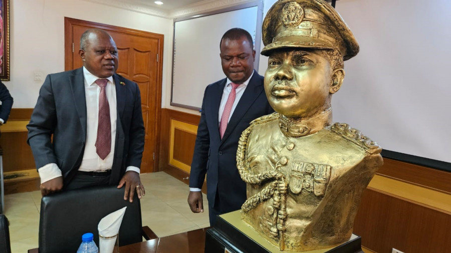 Ministro de Estado e Chefe da Casa Civil do PR, Dion&iacute;sio da Fonseca, e o embaixador de Angola na Nig&eacute;ria, Bamoquina Zau, ao lado do busto do general Murtala Mohammed