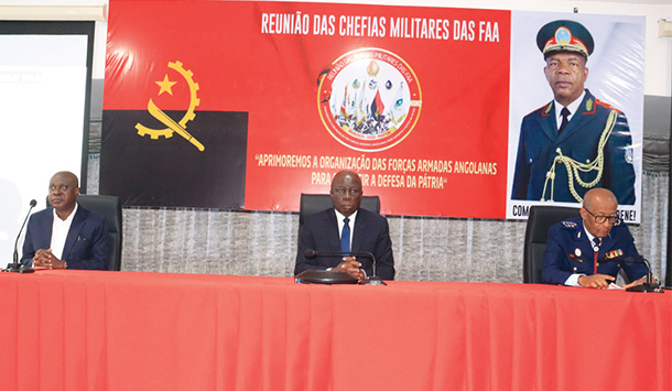 Ministro da Defesa Nacional, Antigos Combatentes e Veteranos da P&aacute;tria, Jo&atilde;o Ernesto dos Santos "Liberdade", orienta reuni&atilde;o das chefias militares das FAA