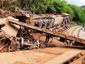 Composi&ccedil;&atilde;o do Caminho de Ferro de Mo&ccedil;amedes descarrila na localidade da Humbia (prov&iacute;ncia do Namibe) - Angop