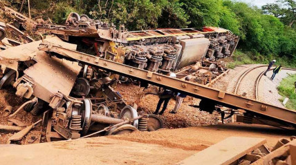 Composi&ccedil;&atilde;o do Caminho de Ferro de Mo&ccedil;amedes descarrila na localidade da Humbia (prov&iacute;ncia do Namibe)