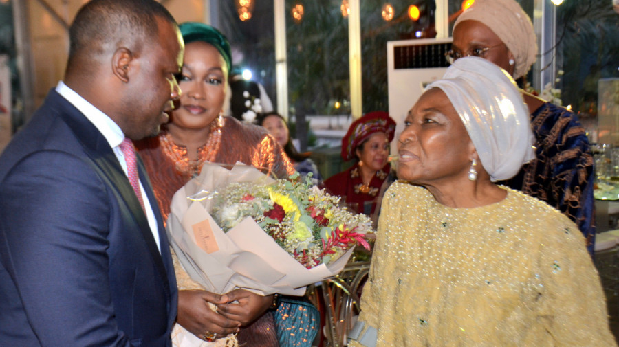 Ministro de Estado e Chefe da Casa Civil do PR, Dion&iacute;sio Manuel da Fonseca, troca impress&otilde;es com a vi&uacute;va de Murtala Muhammed, Aisha Murtala