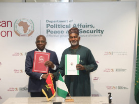 Ministro das Rela&ccedil;&otilde;es Exteriores, T&eacute;te Ant&oacute;nio, e ministro dos Neg&oacute;cios Estrangeiros da Nig&eacute;ria, Yusuf Maitama Tuggar, no acto de assinatura do acordo - MIREX