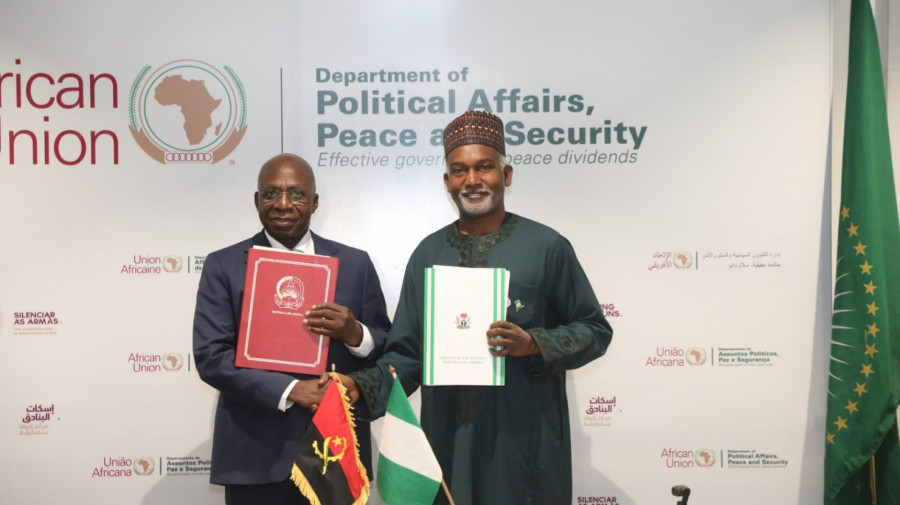 Ministro das Rela&ccedil;&otilde;es Exteriores, T&eacute;te Ant&oacute;nio, e ministro dos Neg&oacute;cios Estrangeiros da Nig&eacute;ria, Yusuf Maitama Tuggar, no acto de assinatura do acordo