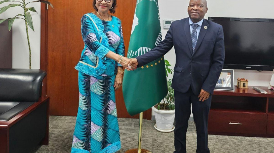 Josefa Sacko com o Comiss&aacute;rio do DARBE