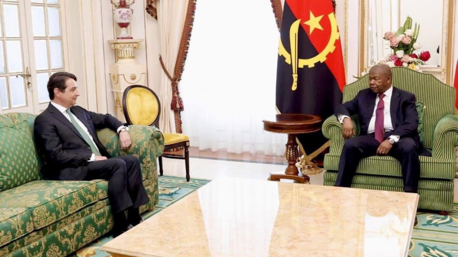 Chefe de Estado angolano, Jo&atilde;o Louren&ccedil;o, conversa com novo embaixador de Portugal, Nuno Vaultier Mathias, depois de ser acreditado