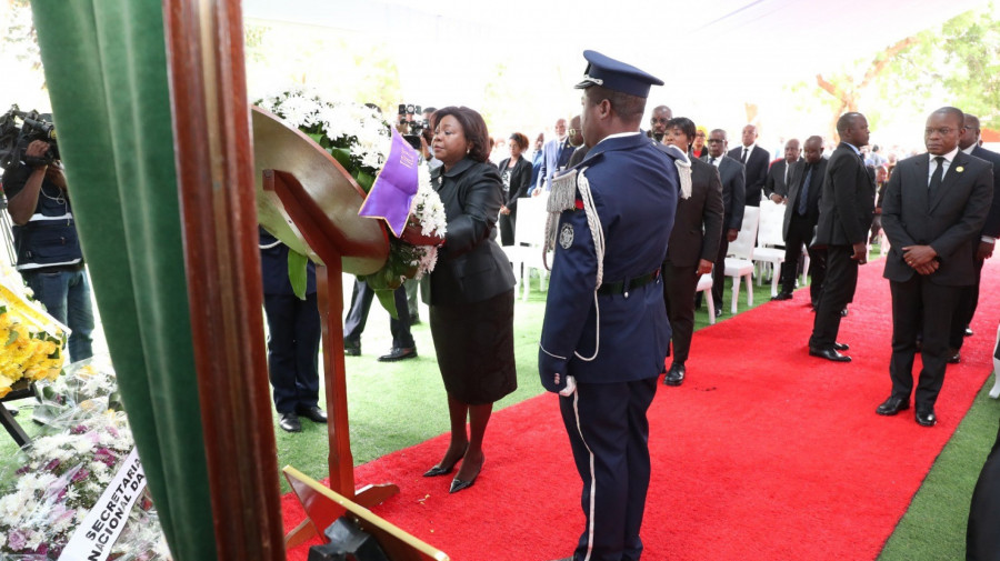 Vice-Presidente da Rep&uacute;blica, Esperan&ccedil;a da Costa, rende homenagem a falecida deputada &agrave; Assembleia Nacional, Josefina Gomes