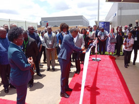 Ministro de Estado para Coordena&ccedil;&atilde;o Econ&oacute;mica, Jos&eacute; de Lima Massano, inaugura as novas  instala&ccedil;&otilde;es do Posto Fronteiri&ccedil;o e Aduaneiro do Luvo, na prov&iacute;ncia do Zaire - Edi&ccedil;&otilde;es Novembro