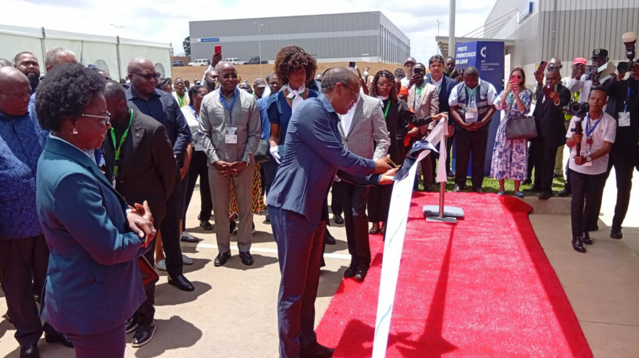 Ministro de Estado para Coordena&ccedil;&atilde;o Econ&oacute;mica, Jos&eacute; de Lima Massano, inaugura as novas  instala&ccedil;&otilde;es do Posto Fronteiri&ccedil;o e Aduaneiro do Luvo, na prov&iacute;ncia do Zaire