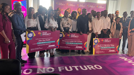 Jovens contemplados pela Africell