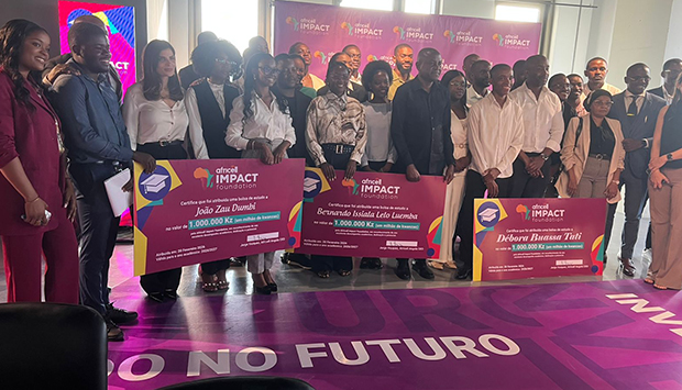 Jovens contemplados pela Africell