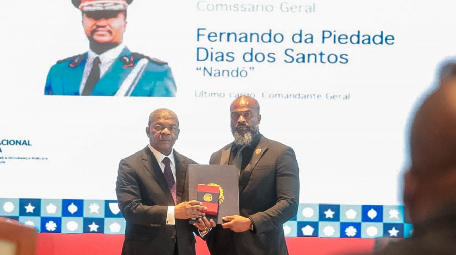 Presidente da Rep&uacute;blica, Jo&atilde;o Louren&ccedil;o, condecora, a t&iacute;tulo p&oacute;stumo o comiss&aacute;rio-geral Fernando da Piedade Dias dos Santos "Nand&oacute;"
