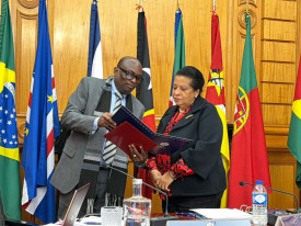 Representante permanente de Angola junto da Comunidade dos Pa&iacute;ses de L&iacute;ngua Portuguesa (CPLP), Evaristo da Silva, entrega documento a secret&aacute;ria executiva da CPLP, Maria de F&aacute;tima Jardim - MIREX